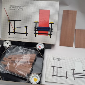 kit modello di sedia vintage Gerrit Rietveld rossa e blu scala 1:6 - 1983