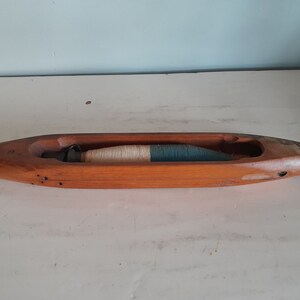 Vintage wooden weaving loom shuttle boat with spool afbeelding 3