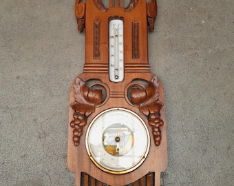 Barómetro y termómetro antiguo de estilo Art Nouveau, tallado a mano con hojas, flores o bayas, estación meteorológica holandesa, talla en madera, Art Déco, década de 1920.