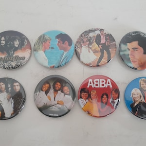 Set di 8 bottoni vintage - ABBA, Bee Gees, Status Quo, John Travolta - anni &#39;80
