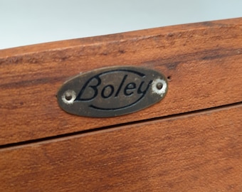 Antikes Uhrmacher-Holzgehäuse mit Glasröhren und Uhrenteilen