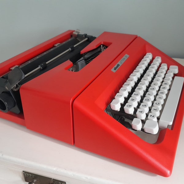 Vintage typewriter Olivetti Lettera 25