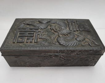 見事なアンティーク真鍮製中国製九龍の小物入れ。九龍の高浮き彫り装飾 
