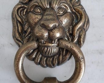 Aldaba de puerta antigua y pesada de latón con cabeza de león - león - Francia