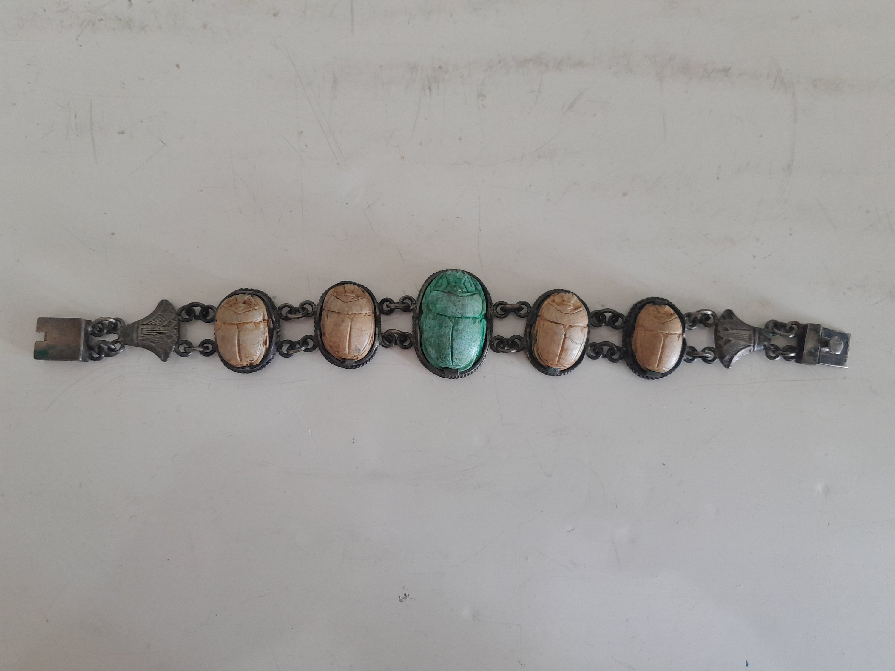 Bracelet Vintage égyptien En Métal Argenté - Orné De Cabochons Et Scarabée, Occasion