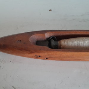 Vintage wooden weaving loom shuttle boat with spool afbeelding 2