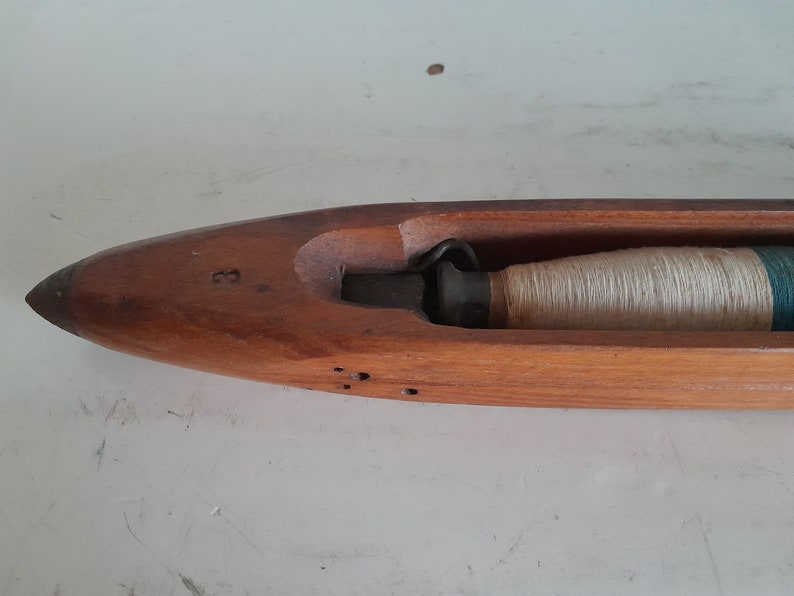 Vintage wooden weaving loom shuttle boat with spool afbeelding 2