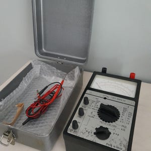 Vintage sovjetisk multimeter C4341, Sovjetunionen 1970-talet. Med original metallask.