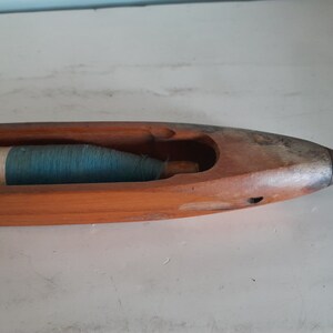 Vintage wooden weaving loom shuttle boat with spool afbeelding 4