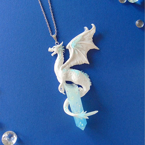 Ice Dragon Necklace - Bijoux en argile polymère - Bijoux Dragon - Winter Dragon Pendant - White Dragon Necklace - Fantasy Jewelry