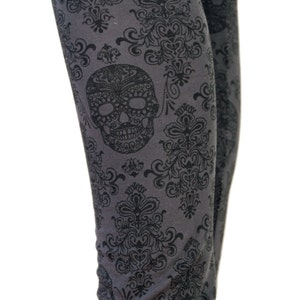 VERKAUF! Graue und schwarze Day of the Dead Skull Print Leggings