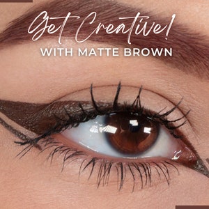 Pode incluir: Close-up de um olho com um look de delineador de olhos alado dram&aacute;tico usando um delineador de olhos marrom fosco. O texto "Get Creative! With Matte Brown" est&aacute; acima do olho.