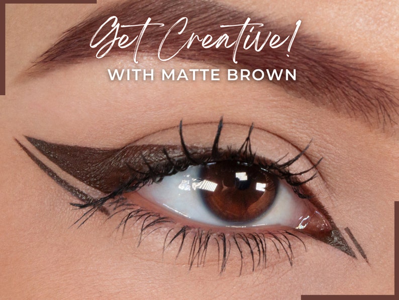 Pode incluir: Close-up de um olho com um look de delineador de olhos alado dram&aacute;tico usando um delineador de olhos marrom fosco. O texto "Get Creative! With Matte Brown" est&aacute; acima do olho.