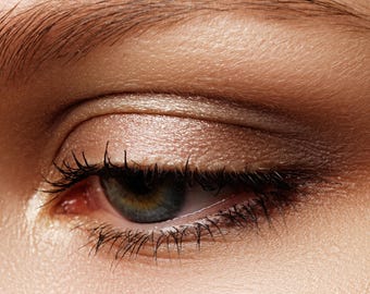 Dúo de sombras de ojos minerales DEITY: ¡Consigue este look! Maquillaje de ojos y delineador totalmente natural y vegano.