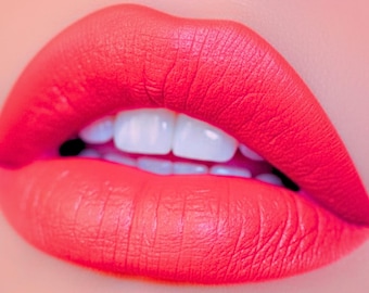 Labial y delineador FIRE FLOWER rojo anaranjado, totalmente naturales, veganos y libres de crueldad animal.