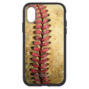 Könnte beinhalten: Nahaufnahme eines Baseballs mit roten Nähten. Der Baseball ist abgenutzt und hat einen Vintage-Look.