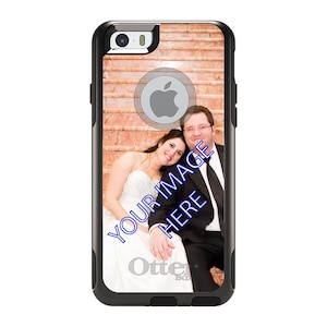 Puede incluir: Una funda para teléfono OtterBox negra con una foto de una pareja en una escalera. La foto muestra a un hombre y una mujer sonriendo a la cámara. La funda tiene una parte posterior transparente y un logotipo OtterBox negro en la parte inferior.