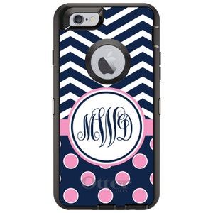 Puede incluir: Una funda para teléfono de patrón de chevron azul marino y blanco con lunares rosas y una cinta rosa. La funda tiene un círculo blanco con un monograma "MWD" en el centro. La funda es para un iPhone 6/6s.