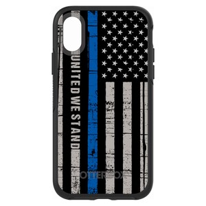 Könnte beinhalten: Schwarze Handyhülle mit einem abgenutzten amerikanischen Flaggenmuster und einer blauen Linie in der Mitte. Der Text "United We Stand" ist auf der linken Seite der Hülle aufgedruckt.