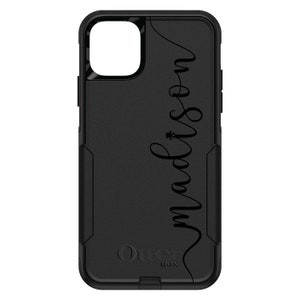 Puede incluir: Funda para teléfono OtterBox negra con un diseño personalizado que dice "madison" en una fuente cursiva.