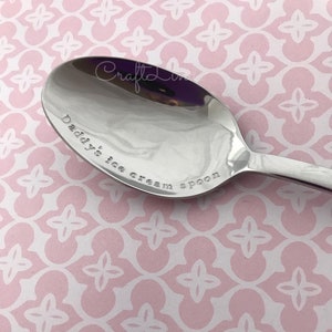 Handgestempelter Dessertlöffel, Papas Eislöffel, personalisiert, Brauch, Ihre Nachricht, Pudding, Müsli, personalisiert, Löffel mich