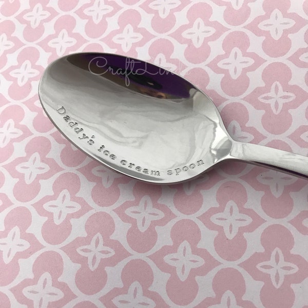 Cuillère à dessert estampée à la main, cuillère à crème glacée de papa, personnalisé, personnalisé, votre message, pudding, céréales, personnalisé, cuillère-moi