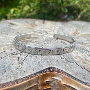 Brazalete vikingo, piensa en mí, yo pienso en ti: ámame, te amo, carta de amor, aluminio, Elder Futhark, nórdico, vikingo, runa de lazo de amor