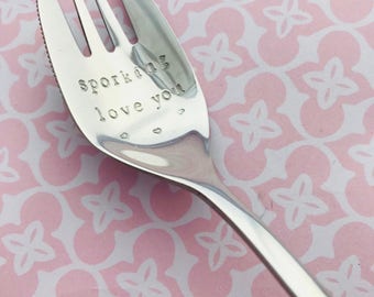 Spork, Estampado a mano, personalizado, sporking te amo, cubiertos, tenedor, cuchara, personalizado, acero inoxidable, tu mensaje, cubiertos de camping, metal