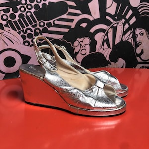 Zapatos de plataforma plateados vintage de los años 70 con punta abierta y cuña, talla 6 de EE. UU.