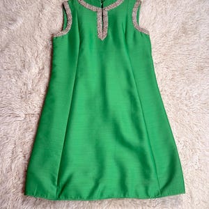 Vestido estilo mod vintage de los años 60, verde brillante, con ribete metálico, talla mediana.