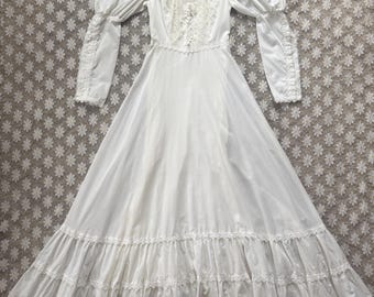 Vintage 70s White Cotton Prairie Dress – Lace Bodice, Leg of Mutton Sleeves, Size Small