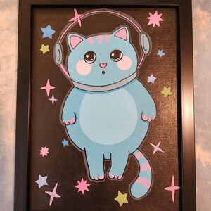 Piccolo gatto astronauta che fluttua tra le stelle