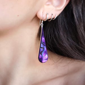 Pendientes largos de abulón morado con forma de lágrima, estilo bohemio chic, con incrustaciones de concha artesanales.