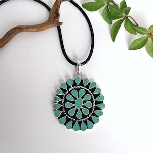 Colgante de flor de calabaza esmaltado en turquesa, incrustación artesanal hecha a mano, collar llamativo de estilo bohemio.