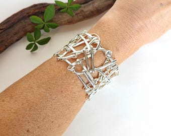 Handgewebtes Statement-Armband, breite silberne Manschette, abstraktes Design, Unikat, versilbert
