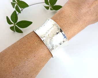 Brede gehamerde manchetarmband, handgemaakte boho-statementsieraden, verzilverd