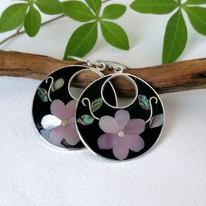 Puede incluir: Un juego de tres tazas de cerámica con un acabado mate moteado. Las tazas son de color crema, gris claro y gris oscuro. Cada taza tiene un diseño simple y minimalista y un asa redondeada.