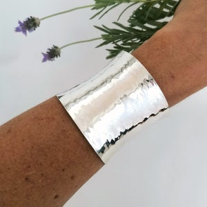 Brazalete ancho martillado, brazalete llamativo, brazalete ancho de plata, brazalete martillado, joyería llamativa, brazalete grueso, bañado en plata