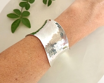 Brede, gehamerde manchetarmband, handgemaakte boho-statement sieraden, verzilverd