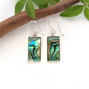 Iriserende groene abalone-schelpoorbellen, sierlijke rechthoekige druppels, handgemaakte ambachtelijke sieraden