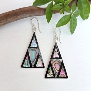 Pendientes Art Déco geométricos con gotas, mosaico iridiscente de abulón y esmalte, incrustaciones de concha hechas a mano.