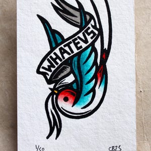 K&ouml;nnte beinhalten: Eine Schwarzwei&szlig;illustration einer blauen und roten Schwalbe mit einem Banner, auf dem "WHATEVS" steht.