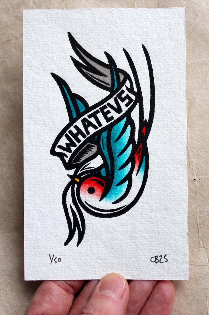 K&ouml;nnte beinhalten: Eine Schwarzwei&szlig;illustration einer blauen und roten Schwalbe mit einem Banner, auf dem "WHATEVS" steht.