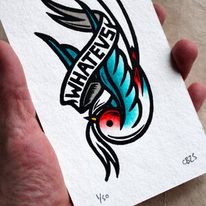 K&ouml;nnte beinhalten: Ein Aquarellbild eines blauen und roten Vogels mit einem Banner, auf dem in schwarzen Buchstaben "WHATEVER" steht. Der Vogel fliegt kopf&uuml;ber. Das Bild ist signiert und nummeriert 1/50.