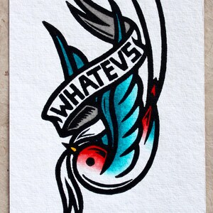 K&ouml;nnte beinhalten: Eine Schwarzwei&szlig;illustration einer Schwalbe mit blauem und rotem K&ouml;rper. Die Schwalbe h&auml;lt ein Banner, auf dem in schwarzen Buchstaben "WHATEVS" steht. Die Illustration ist auf wei&szlig;em Hintergrund.