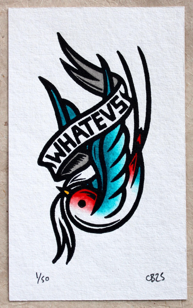 K&ouml;nnte beinhalten: Eine Schwarzwei&szlig;illustration einer Schwalbe mit blauem und rotem K&ouml;rper. Die Schwalbe h&auml;lt ein Banner, auf dem in schwarzen Buchstaben "WHATEVS" steht. Die Illustration ist auf wei&szlig;em Hintergrund.