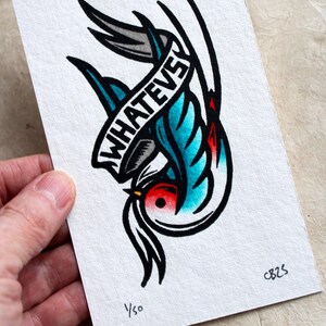 K&ouml;nnte beinhalten: Eine Schwarzwei&szlig;illustration eines blauen und roten Vogels mit einem Banner, auf dem "WHATEVS" steht. Die Illustration befindet sich auf einem wei&szlig;en Hintergrund mit der Nummer 1/50 und der Unterschrift des K&uuml;nstlers.