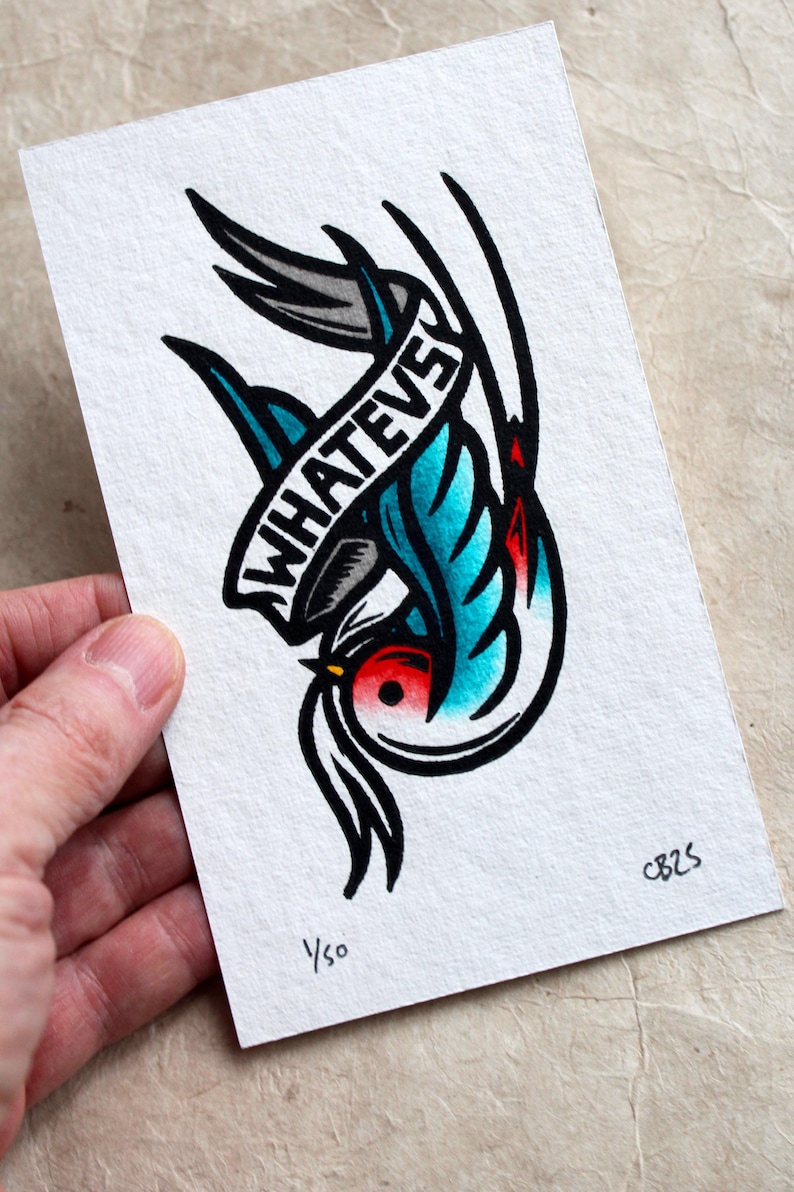 K&ouml;nnte beinhalten: Eine Schwarzwei&szlig;illustration eines blauen und roten Vogels mit einem Banner, auf dem "WHATEVS" steht. Die Illustration befindet sich auf einem wei&szlig;en Hintergrund mit der Nummer 1/50 und der Unterschrift des K&uuml;nstlers.