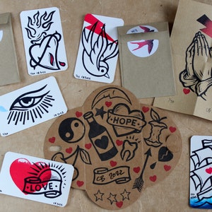 Tattoo geïnspireerd Mini Print / Trading Cards. SIX kaartenset - Zes handgemaakte mini printkaarten met handbedrukte verpakking en uitklapbare a5 print.