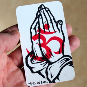 MAINS - Mini impression / carte à collectionner inspirée du tatouage.  Une mini-impression de carte faite à la main scellée dans une enveloppe.